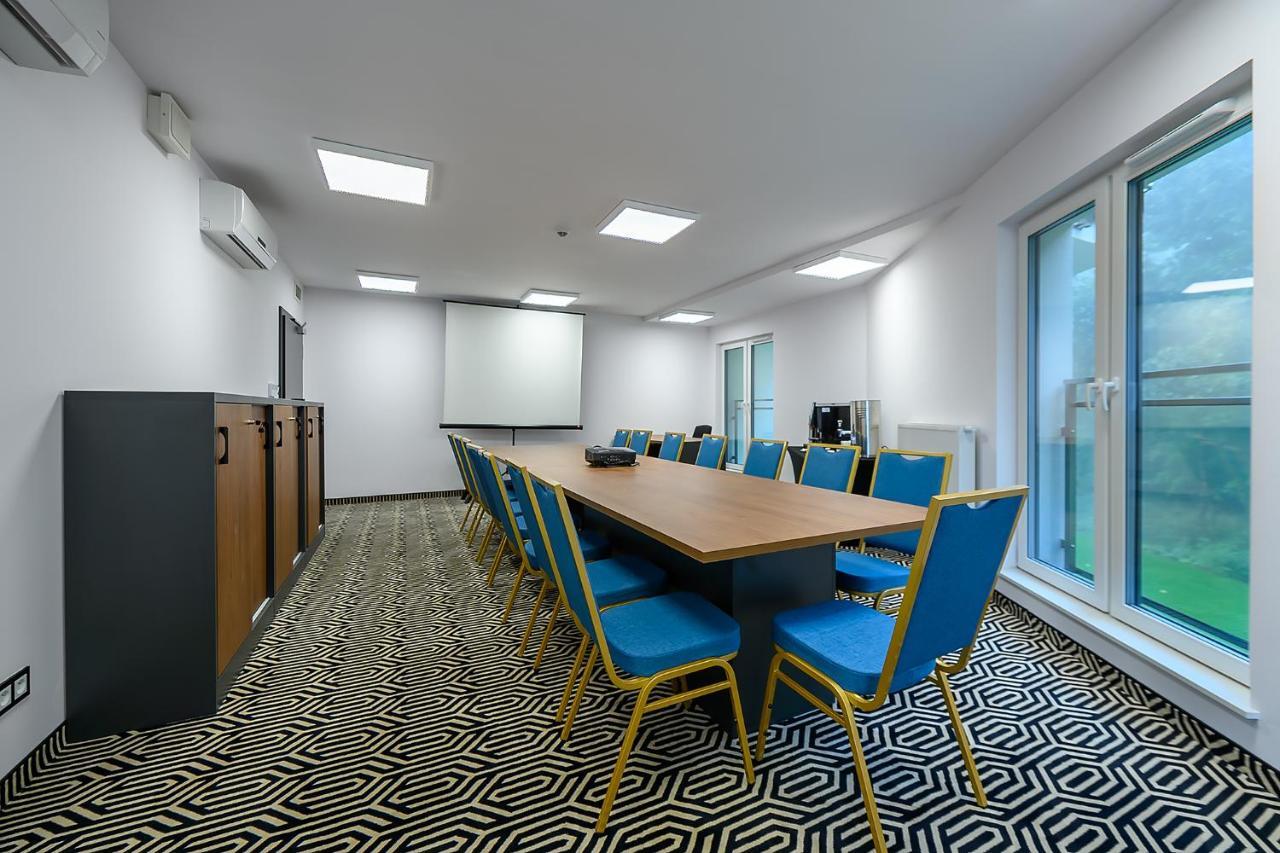 Aparthotel Termy 우니에유프 외부 사진